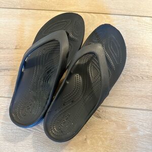Crocs women’s size 9 flip flops. Black. GUC